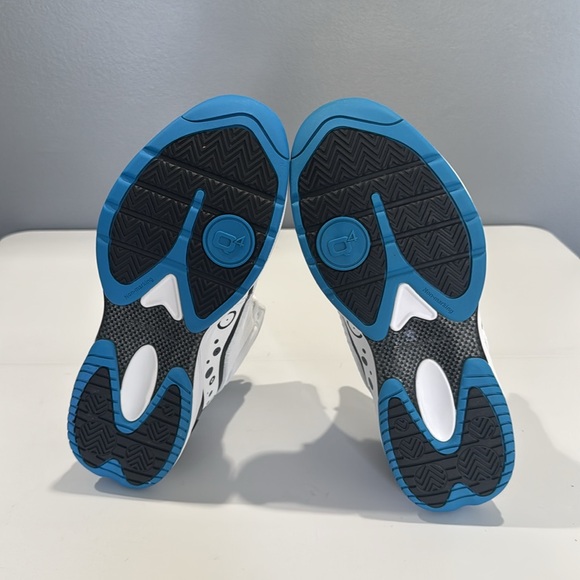 Q4 Bright White Basketball Shoes - Picture 6 of 11